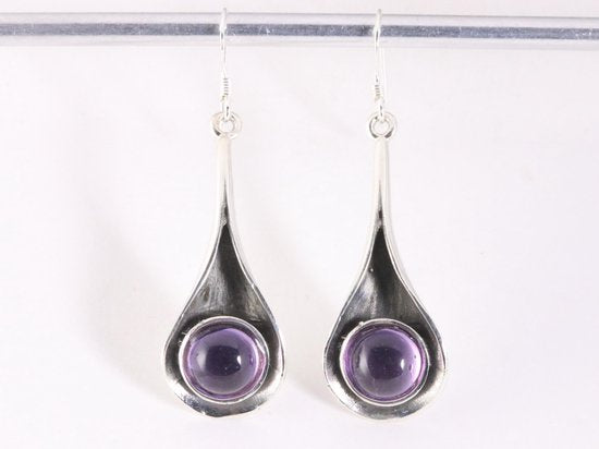 Lange druppelvormige zilveren oorbellen met amethist afbeelding 4
