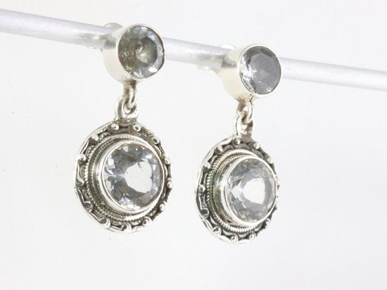 Ronde bewerkte zilveren oorstekers met bergkristal afbeelding 2