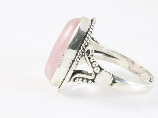 Bewerkte zilveren ring met rozenkwarts afbeelding 2