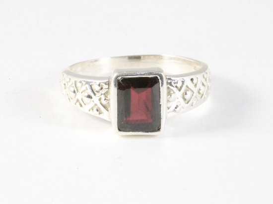 Bewerkte zilveren ring met granaat afbeelding 4