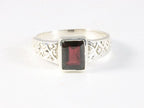 Bewerkte zilveren ring met granaat afbeelding 4