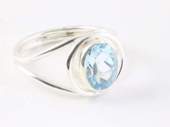 Opengewerkte zilveren ring met blauwe topaas afbeelding 1