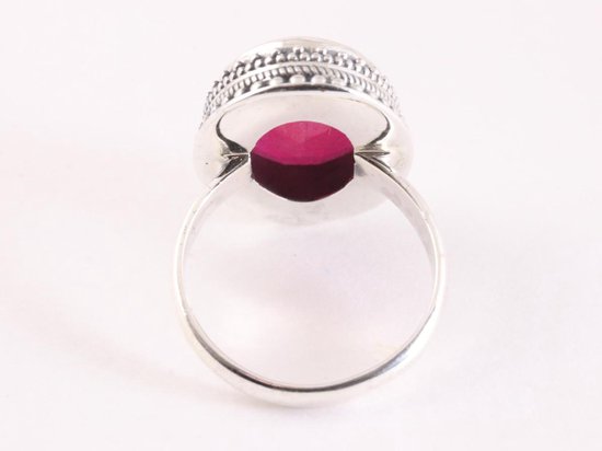 Bewerkte zilveren ring met robijn afbeelding 3