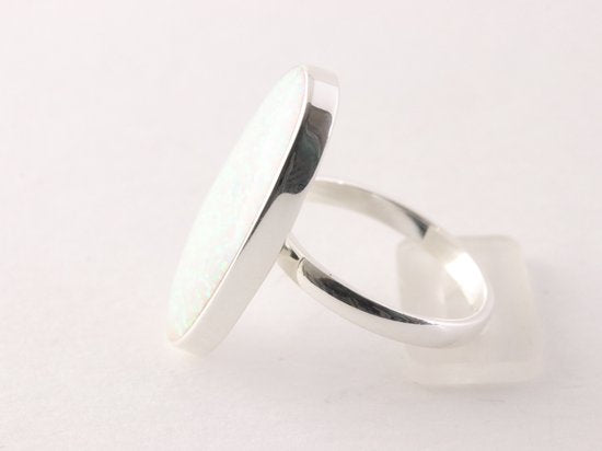 Langwerpige zilveren ring met welo opaal afbeelding 2
