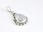 Fijne bewerkte zilveren hanger met regenboog maansteen aan ketting afbeelding 2
