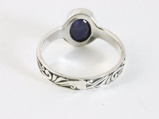 Fijne bewerkte zilveren ring met blauwe saffier afbeelding 3