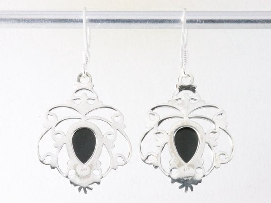 Opengewerkte zilveren oorbellen met onyx afbeelding 2