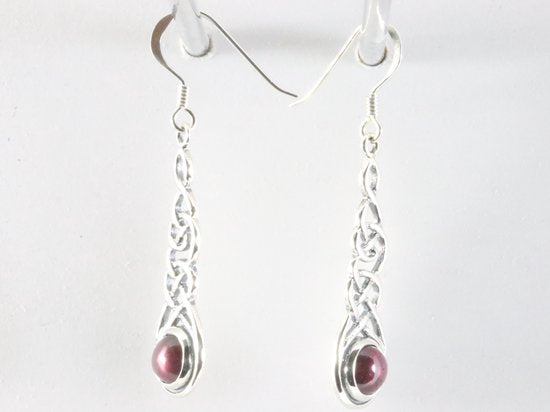 Lange opengewerkte zilveren oorbellen met granaat afbeelding 2