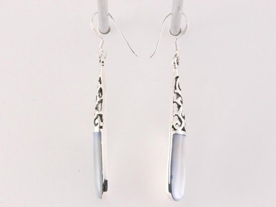 Lange opengewerkte zilveren oorbellen met lichtblauwe schelp afbeelding 2