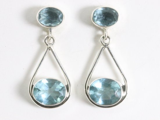 Opengewerkte zilveren oorstekers met blauwe topaas afbeelding 3