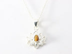 Fijne zilveren lotus hanger met tijgeroog aan ketting afbeelding 4