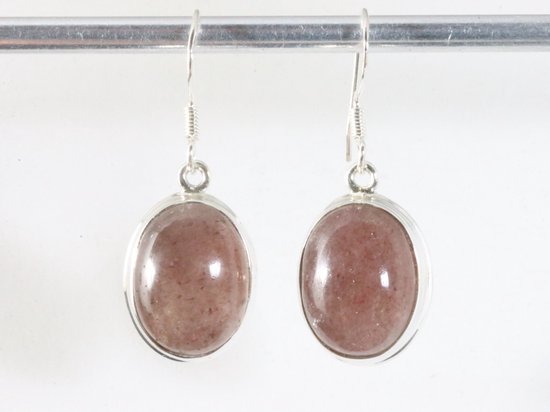 Ovale zilveren oorbellen met aardbeienkwarts afbeelding 4