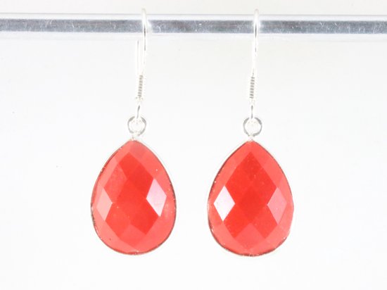 Druppelvormige zilveren oorbellen met gefacetteerde rode koraal steen afbeelding 4