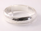 Brede hoogglans zilveren bangle met fantasiegravering en kliksluiting afbeelding 2