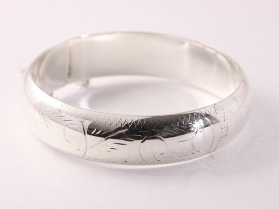 Brede hoogglans zilveren bangle met fantasiegravering en kliksluiting afbeelding 2