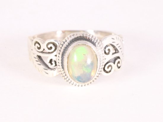 Bewerkte zilveren ring met Ethiopische opaal afbeelding 4