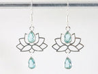 Zilveren lotus oorbellen met blauwe topaas afbeelding 3