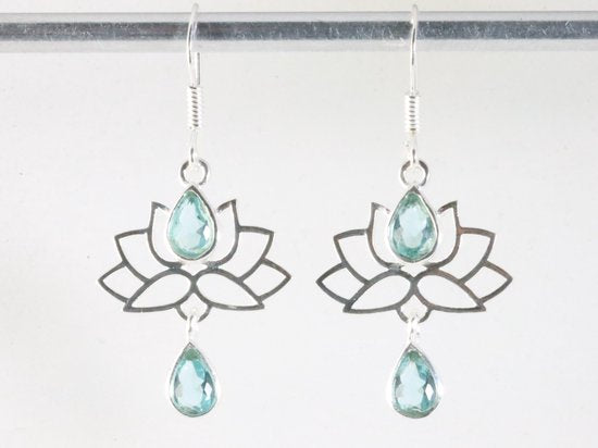Zilveren lotus oorbellen met blauwe topaas afbeelding 3