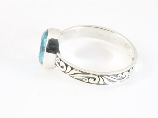Fijne bewerkte zilveren ring met blauwe topaas afbeelding 2