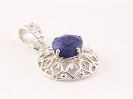 Fijne ronde opengewerkte zilveren hanger met blauwe saffier aan ketting afbeelding 2