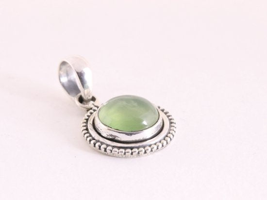 Ronde bewerkte zilveren hanger met prehniet aan ketting afbeelding 2