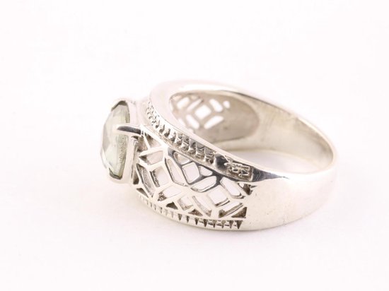 Opengewerkte zilveren ring met groene amethist afbeelding 2