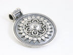 Traditionele ronde bewerkte zilveren hanger aan ketting afbeelding 2
