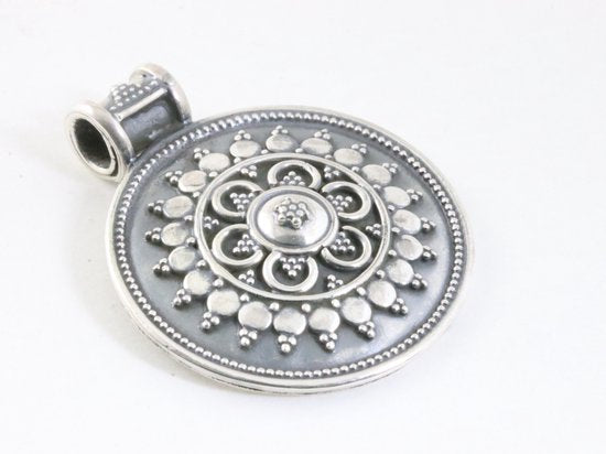 Traditionele ronde bewerkte zilveren hanger aan ketting afbeelding 2