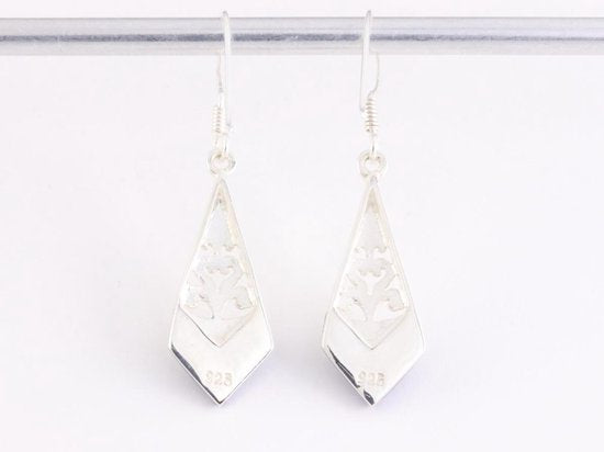 Opengewerkte zilveren oorbellen met onyx afbeelding 3