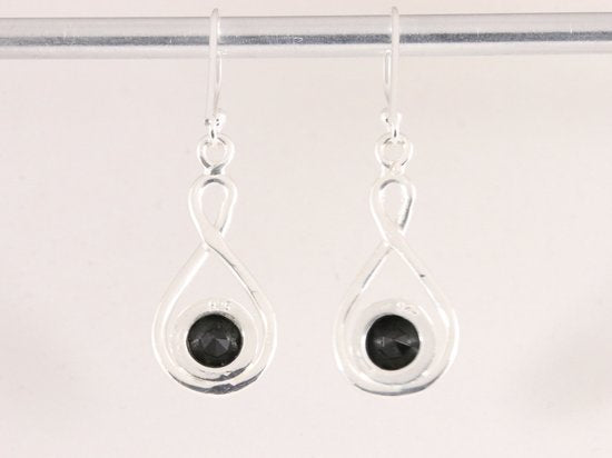 Opengewerkte zilveren oorbellen met onyx afbeelding 3