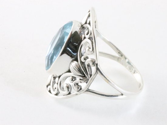 Opengewerkte zilveren ring met blauwe topaas afbeelding 2