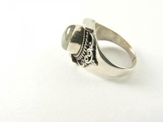 Bewerkte zilveren ring met labradoriet afbeelding 3