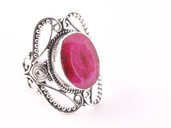 Opengewerkte zilveren ring met robijn afbeelding 1