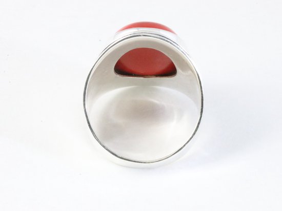 Bewerkte zilveren ring met rode koraal steen afbeelding 3