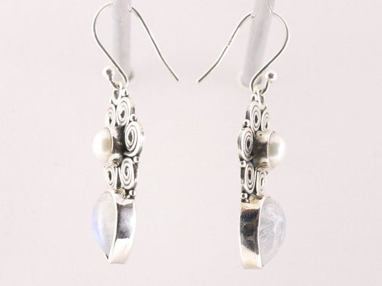 Bewerkte zilveren oorbellen met regenboog maansteen en parel afbeelding 2