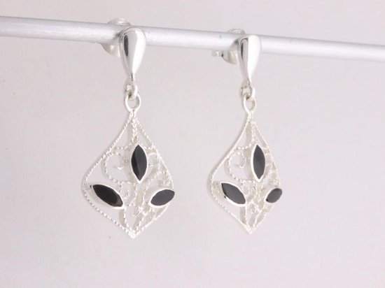 Fijne opengewerkte zilveren oorstekers met onyx afbeelding 5