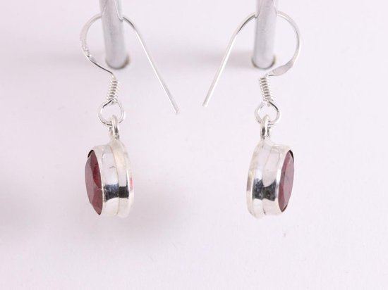 Fijne ovale zilveren oorbellen met robijn afbeelding 2