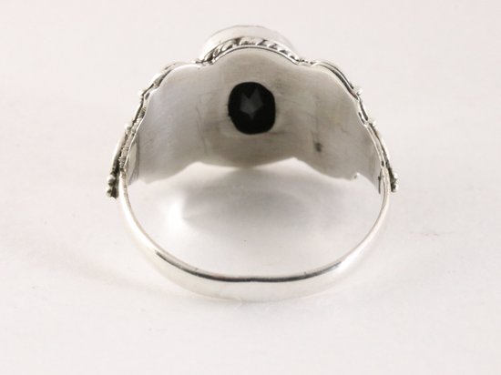 Bewerkte zilveren ring met onyx afbeelding 3