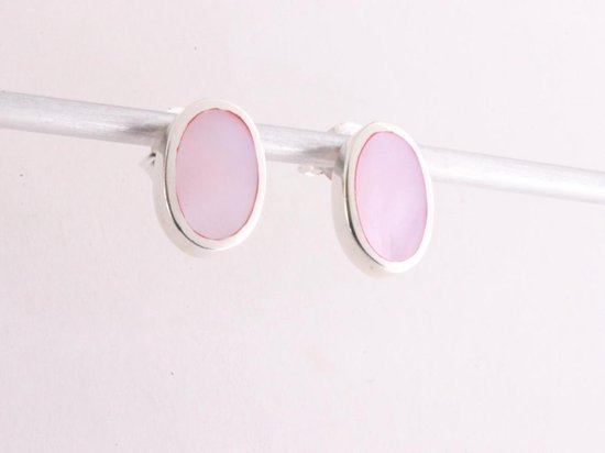 Ovale zilveren oorstekers met roze parelmoer afbeelding 2