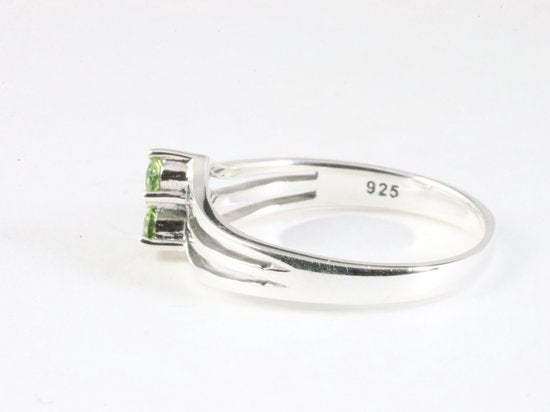 Opengewerkte hoogglans zilveren ring met twee peridoot stenen afbeelding 2