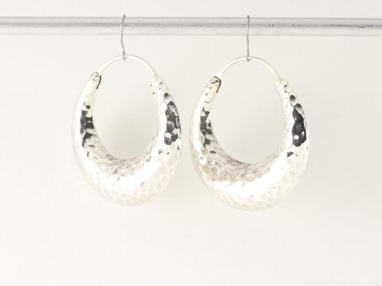 Gehamerde zilveren oorringen afbeelding 2