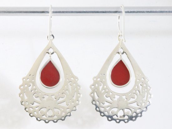 Grote opengewerkte zilveren oorbellen met rode koraal steen afbeelding 3