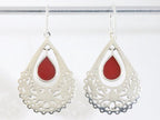 Grote opengewerkte zilveren oorbellen met rode koraal steen afbeelding 3