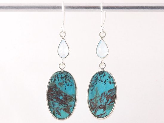 Lange zilveren oorbellen met chrysocolla en blauwe topaas afbeelding 3