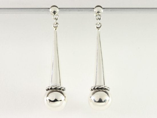 Lange hoogglans zilveren oorstekers met bolletjes afbeelding 1