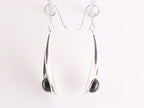 Lange druppelvormige zilveren oorbellen met onyx afbeelding 2