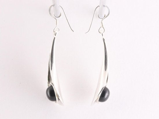 Lange druppelvormige zilveren oorbellen met onyx afbeelding 2