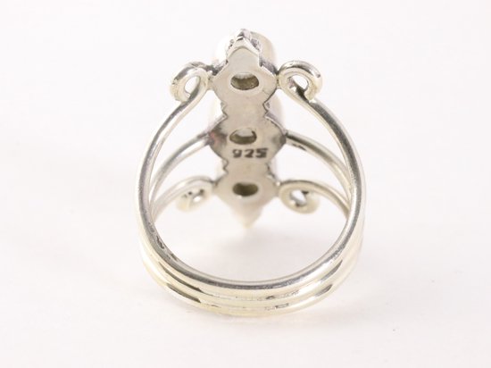 Opengewerkte zilveren ring met 3 regenboog maanstenen afbeelding 3