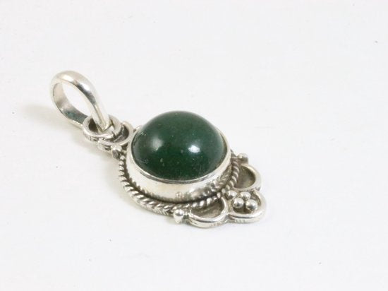 Fijne bewerkte zilveren hanger met jade aan ketting afbeelding 2