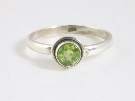 Fijne ronde zilveren ring met peridoot afbeelding 3
